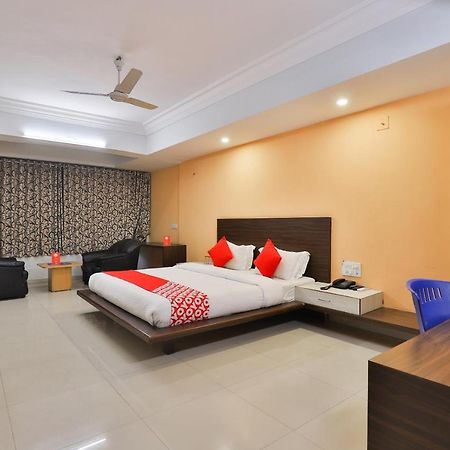 Infocity Club And Resort Gandhinagar Esterno foto