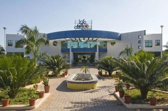 Infocity Club And Resort Gandhinagar Esterno foto