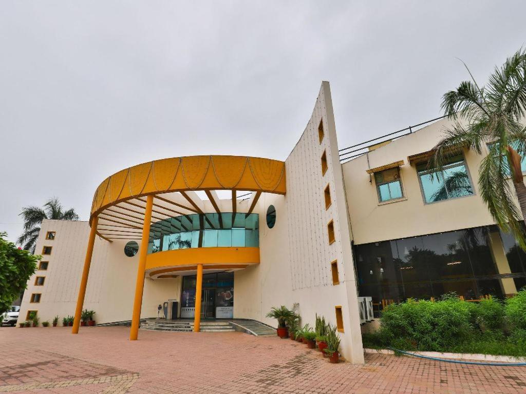 Infocity Club And Resort Gandhinagar Esterno foto