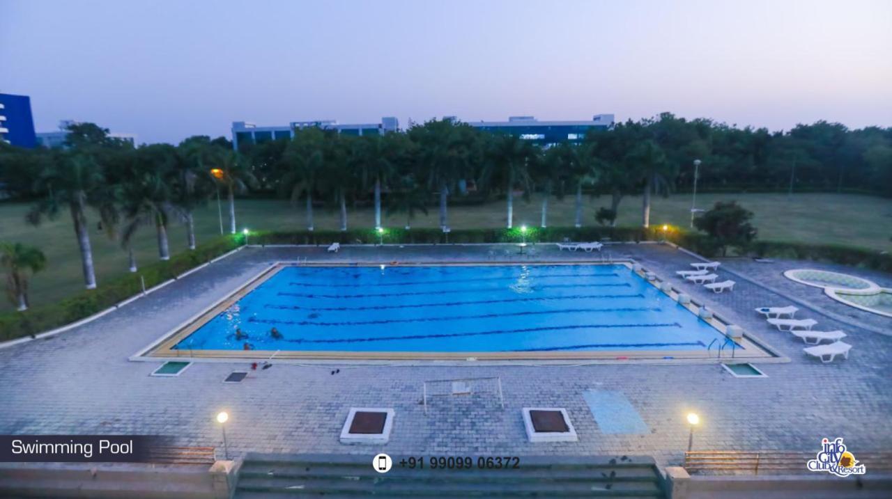 Infocity Club And Resort Gandhinagar Esterno foto