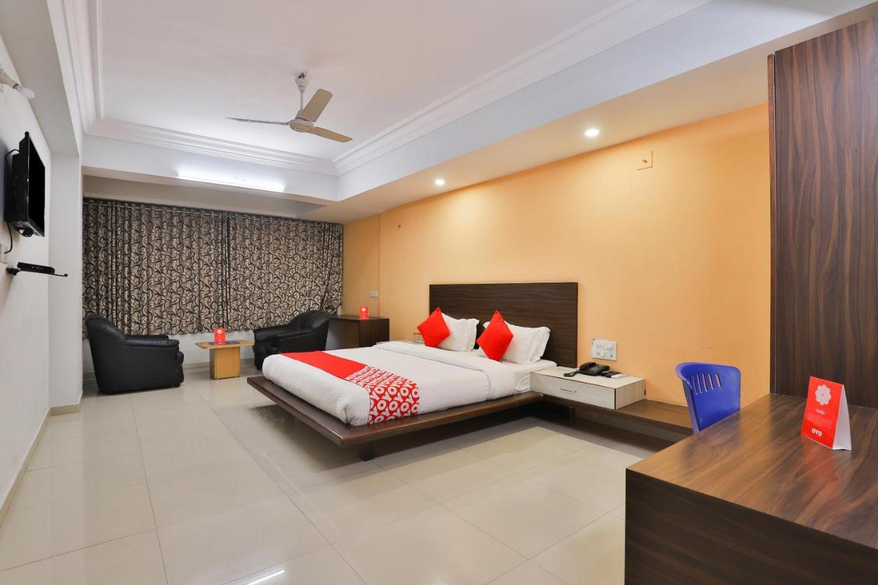 Infocity Club And Resort Gandhinagar Esterno foto