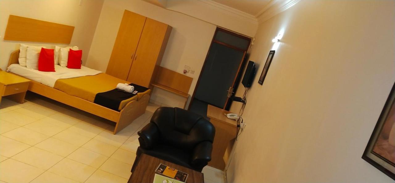 Infocity Club And Resort Gandhinagar Esterno foto
